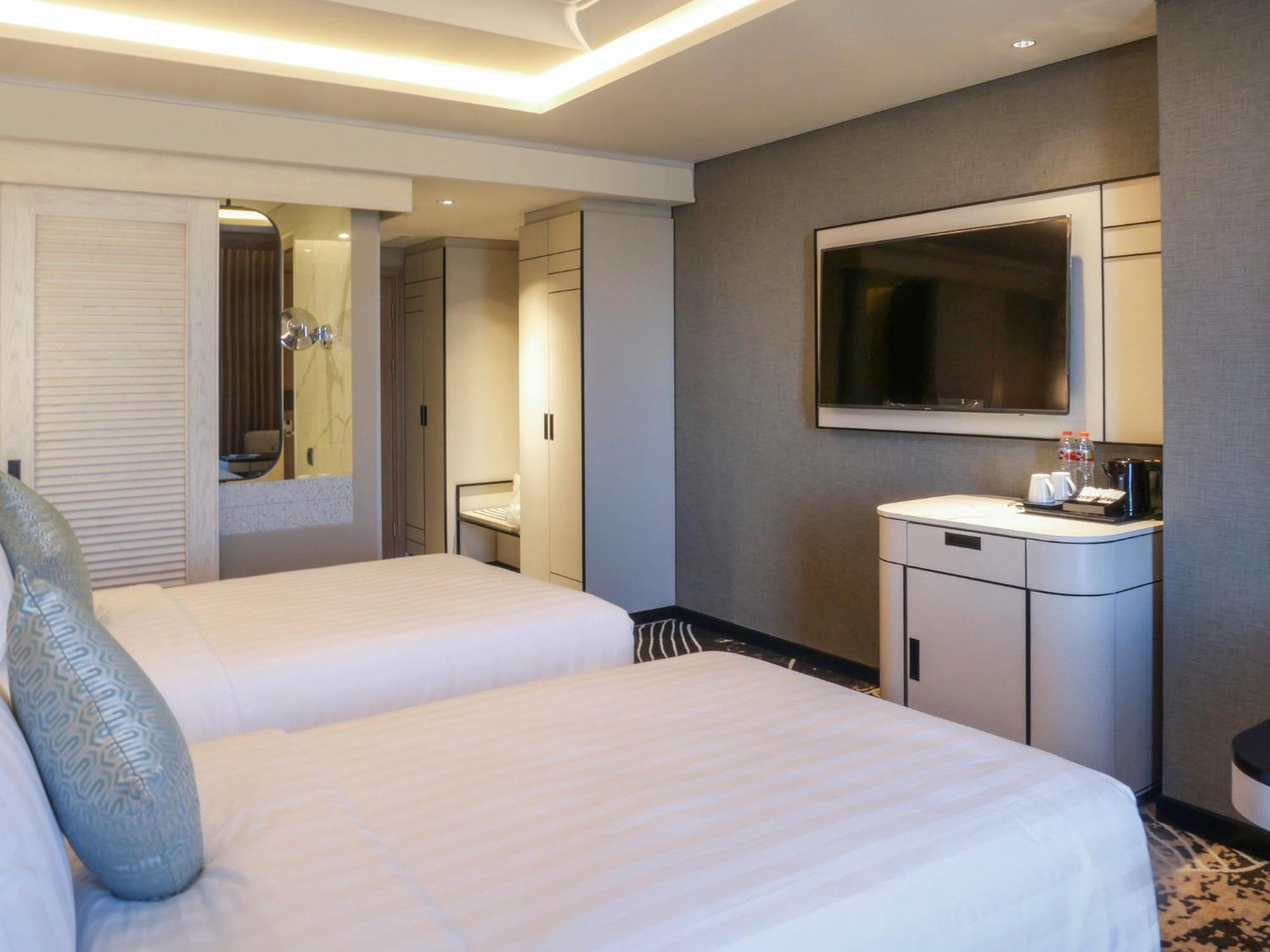 Movenpick Surabaya City Exterior photo