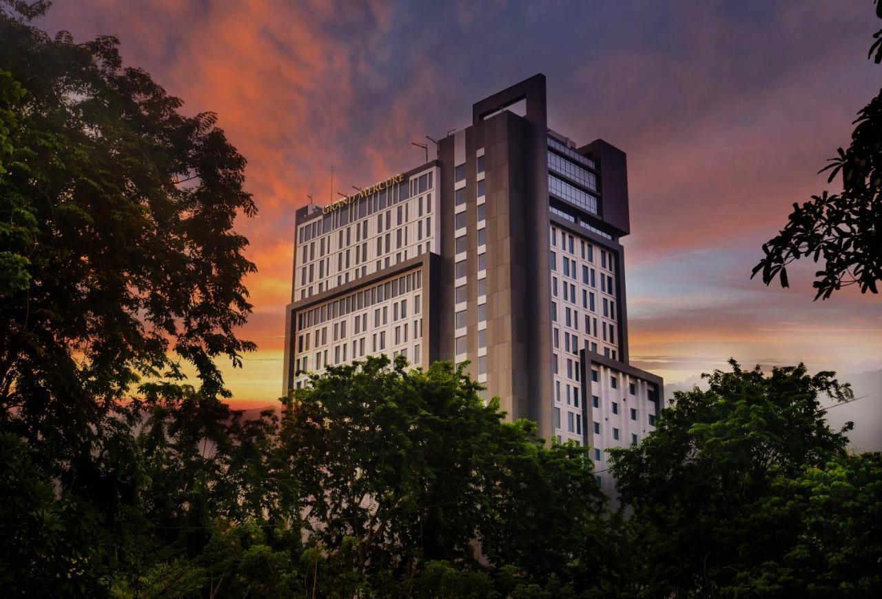 Movenpick Surabaya City Exterior photo